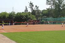 Baseballový oddíl Ježci Jihlava spolu se zástupci města Jihlava i Kraje Vysočina slavnostně v sobotu otevřeli nové hřiště u ZŠ Otokara Březiny.