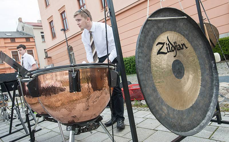 Dechový orchestr TUTTI ZUŠ Jihlava v parku Gustava Mahlera.