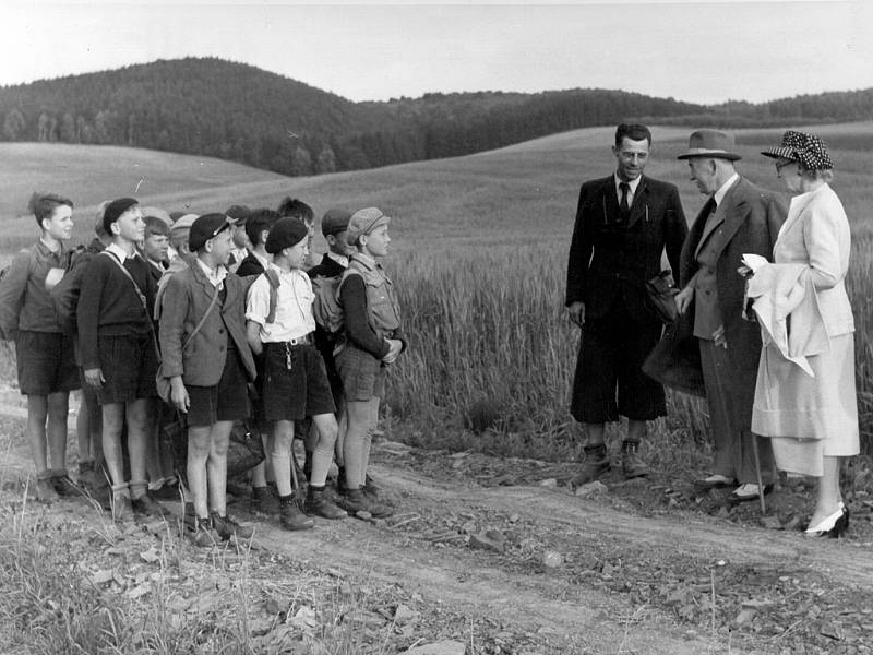 V červnu roku 1947 strávili prezident Edvard Beneš (v klobouku) s manželkou Hanou více než dva týdny na zámku v Náměšti nad Oslavou. Archivní snímek zachycuje hlavu státu pravděpodobně při setkání se školáky v okolí města.