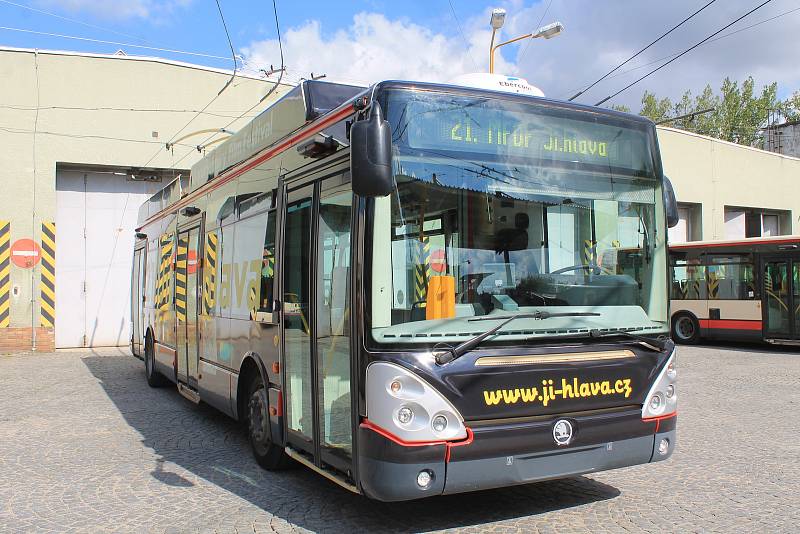 Ve vozovně Dopravního podniku města Jihlavy byl v pondělí 21. srpna představen festivalový trolejbus.