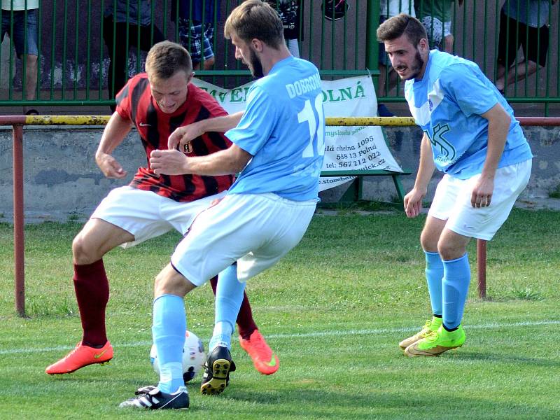 Fotbalisté Dobronína (v modrých dresech) smetli Pacov 7:2. Vyplatilo se věřit domácím. Za to byly dva body.