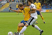 Hráči FC Vysočina (ve žlutém) uhráli na domácím trávníku proti Hradci Králové remízu.