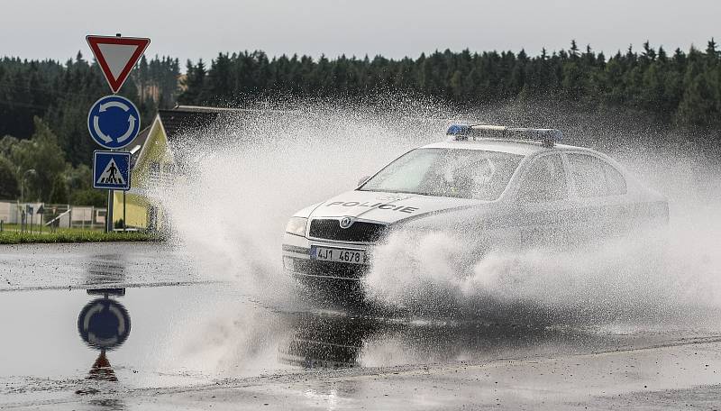 Dopravní policisté soutěžili v řízení křižovatky a zručnosti ovládání služebního vozidla.