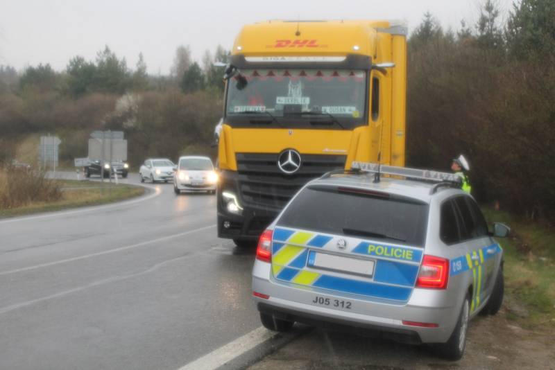 Policie se stará o to, aby řidiči nákladních aut dodržovali objízdou trasu přes dálnici  a nejezdili do města.