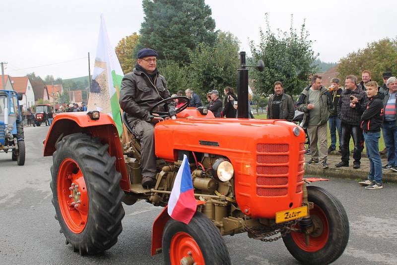 Kousky z padesátých let, ale i moderní traktory z nového tisíciletí. Taková byla spanilá jízda Zetorů v neděli odpoledne na třeštické návsi.