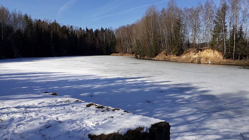 Lom u Třeště láká k procházkám i otužileckému koupání.