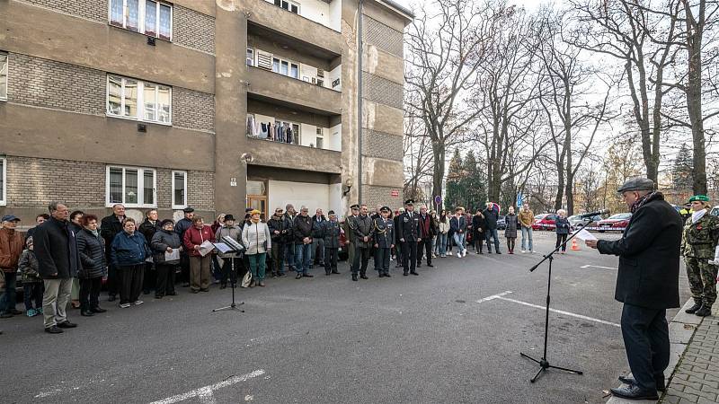 Odhalení desky se konalo při příležitosti Dne válečných veteránů.