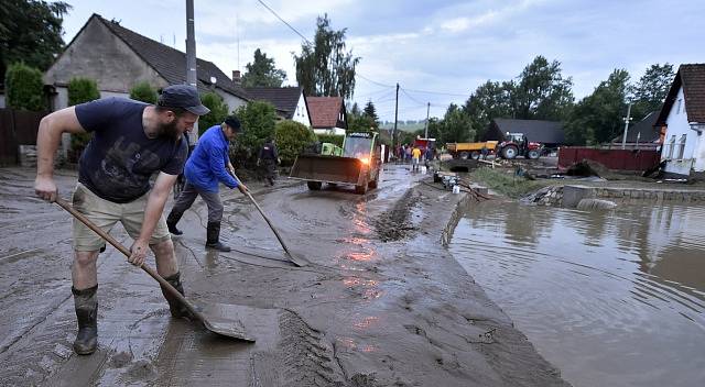 Blesková povodeň zatopila v podvečer 1. června 2018 v Jestřebí, místní části Brtnice na Jihlavsku, dvě desítky domů, podemlela silnici a bahnem zanesla před necelým týdnem zkolaudovaný obecní rybník. Vrstva krup dosahovala místy až 120 cm.