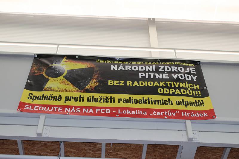 V Dolní Cerekvi také rozvěsili speciální bannery.