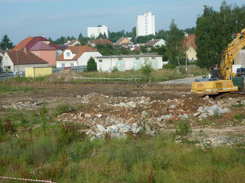 Bagry se zakously do bývalého Jospa v únoru 2008, nový market otevřel v prosinci 2010.