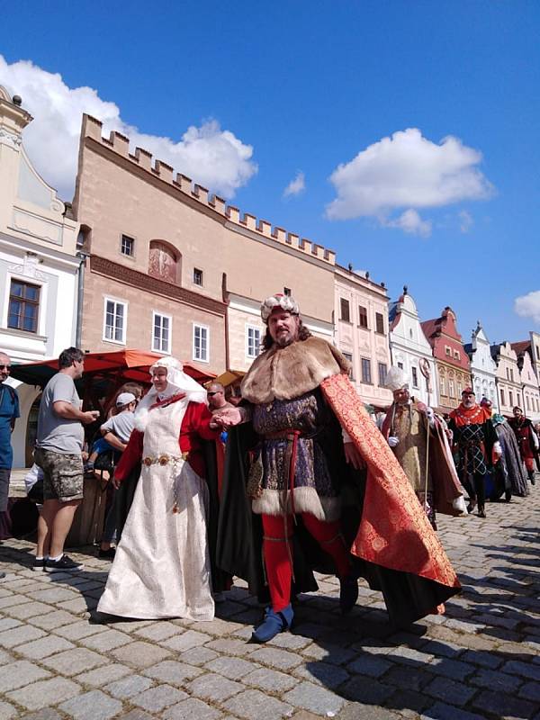 Sobotní část Historických slavností Zachariáše z Hradce a Kateřiny z Valdštejna v Telči přinesla bohatý program. Hlavní částí byl historický průvod.