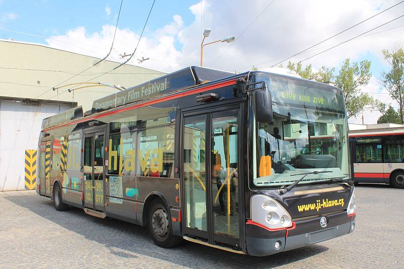 Ve vozovně Dopravního podniku města Jihlavy byl v pondělí 21. srpna představen festivalový trolejbus.