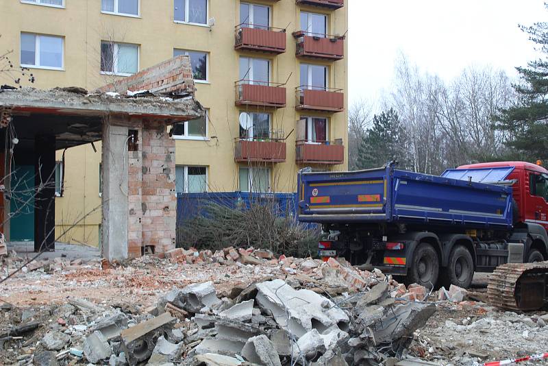 Bývalá restaurace mizí pod lžícemi bagrů. Stejně jako vedle stojící bývalý Hotel Jihlava, i jí nahradí byty.