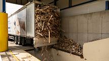 Slavnostní zahájení provozu technologie zavedení recyklovaného dřeva do výroby OSB bylo spojeno s exkurzí ve výrobě.