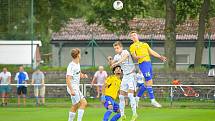 Ve středečním utkání prvního kola MOL Cupu zvítězili fotbalisté Jihlavy (ve žlutých dresech) na stadionu divizního Žďáru nad Sázavou (v bílém) 4:2.