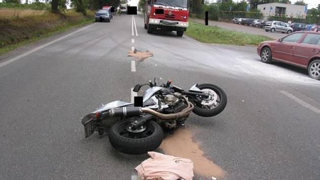 Ke střetu motocyklu s osobním vozem došlo po poledni v obci Hosov na Jihlavsku. 