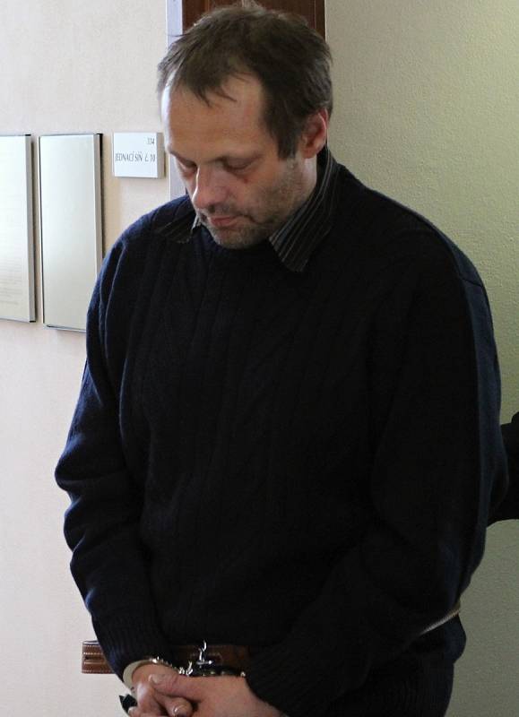 Ladislav Barák odchází od soudu v poutech