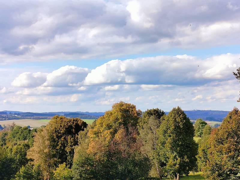 Krásné podzimní dny vybízí k procházkám po okolí. Třeba na Šibeniční vrch nad Třešť.