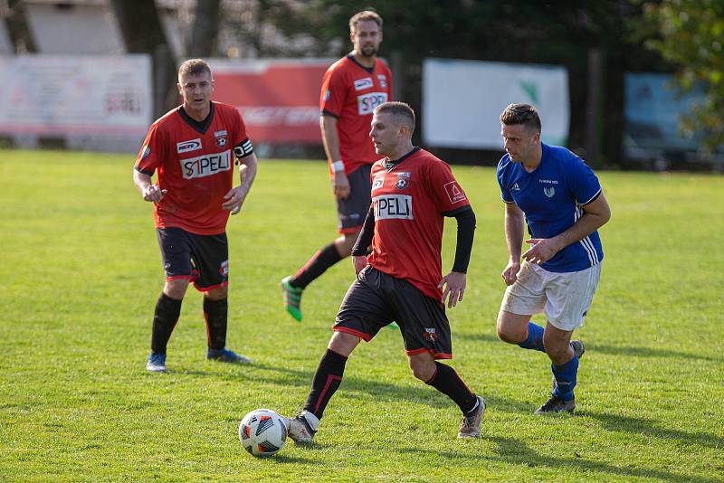 V nedělním dopoledním utkání 13. kola krajského přeboru mezi fotbalisty domácího Sapeli Polná (v červených dresech) a Novou Vsí se z výhry 2:1 radoval hostující celek.