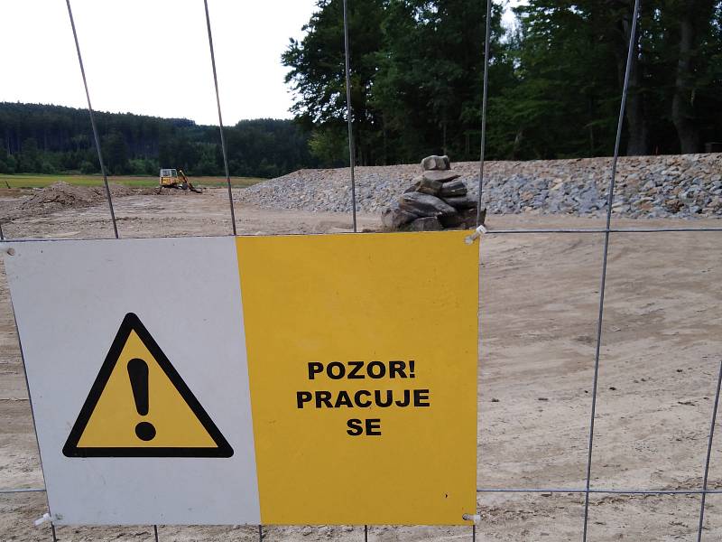 Opravy Velkého Pařezitého rybníka u Řásné.