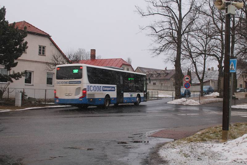 Do měst v okolí mohou lidé jezdit linkovými autobusy.