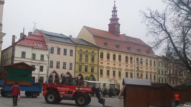 Příprava. Na Masarykově náměstí se včera ráno začaly objevovat stánky, předzvěst vánočních trhů. 