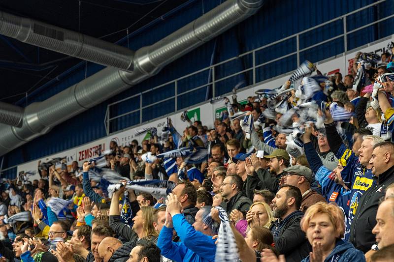 Hokejisté Kladna (v modrém) rozhodli třetí třetinu pátého barážového souboje s Duklou góly Matěje Berana a Tomáše Plekance a zůstávají extraligoví I pro další sezónu 2022/2023.