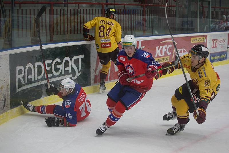Na středeční hokejové derby mezi Horáckou Slavií Třebíč (v červených dresech) a hostující Duklou Jihlava mohl jen omezený počet fanoušků.