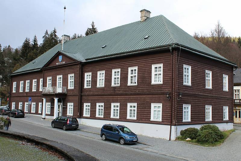 Horské Lázně Karlova Studánka leží na východní straně nejvyšší hory Jeseníků Pradědu, v údolí horské říčky Bílé Opavy.