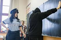 Policejní přednáška na ZŠ Havlíčkova v Jihlavě pro žáky páté třídy o bezpečnosti a komunikaci s policií.