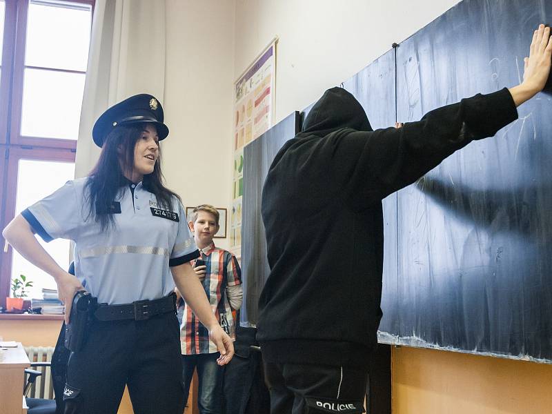 Policejní přednáška na ZŠ Havlíčkova v Jihlavě pro žáky páté třídy o bezpečnosti a komunikaci s policií.