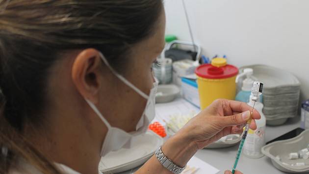 Očkování proti omikronu se rozjíždí, Vysočina má na skladu 8500 dávek