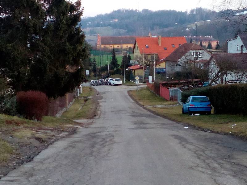 Cesta podél fotbalového hřiště se bude řešit v další etapě.