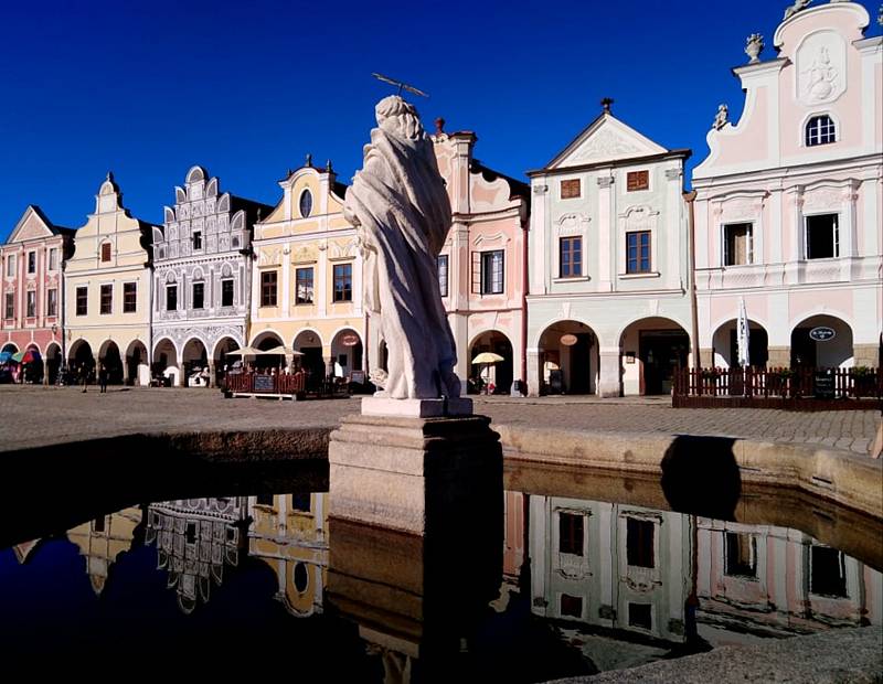 Telčské zrcadlení. Historické město je obklopené vodou prakticky ze všech stran. Podívejte se, jak vypadá v odraze.