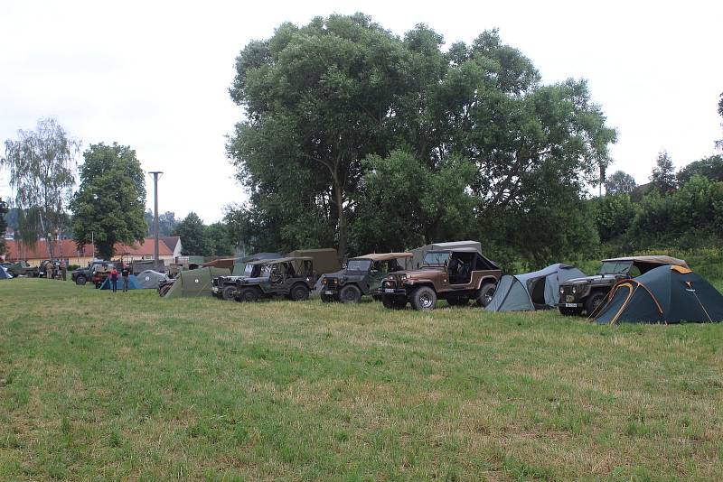 Bluegrass & Jeep festival White Stork přilákal i letos do Luk nad Jihlavou desítky majitelů jeepů a dalších zajímavých vozů.