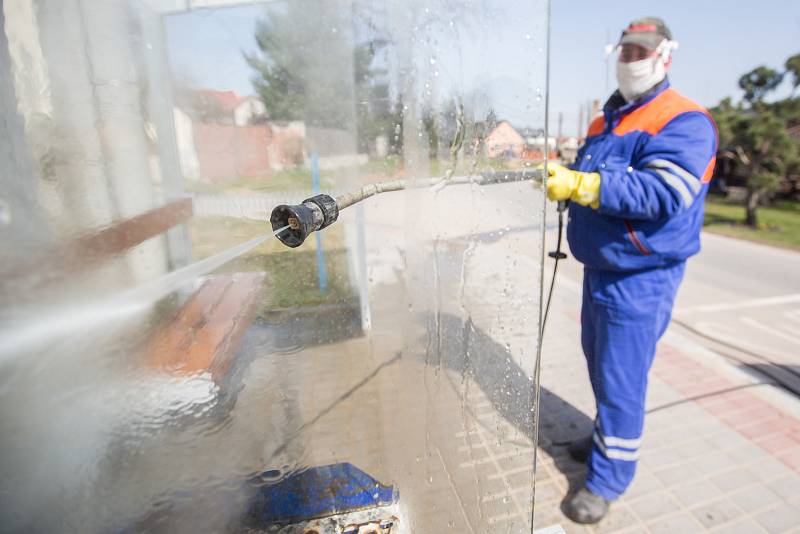 Služby města Jihlavy v boji proti koronaviru dezinfikují zastávky MHD, ke kterému používají vyvíječ horké páry.