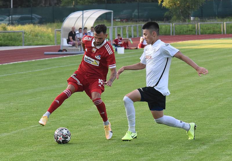 V loňském duelu předkola MOL Cupu zvítězili třetiligoví fotbalisté Velkého Meziříčí (v červeném) na stadionu Havlíčkova Brodu ( v bílo-černém) 3:0. K opakování tohoto souboje dojde na stejném místě dnes od 18.00. Kdo se bude radovat tentokrát?