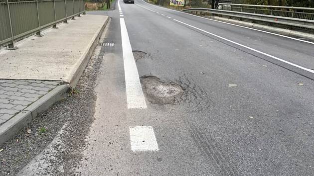 Na mostě v Prostředkovicích na Jihlavsku se objevily díry zhruba půl roku po celkové rekonstrukci silnice. Foto: Ivo Toth