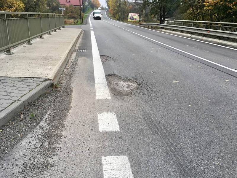 Na mostě v Prostředkovicích na Jihlavsku se objevily díry zhruba půl roku po celkové rekonstrukci silnice. Foto: Ivo Toth