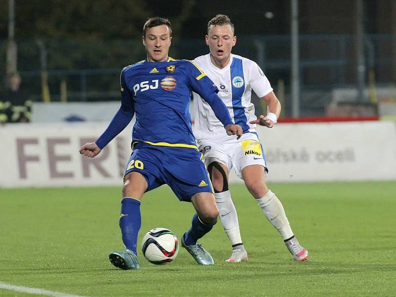 Na podzim Vysočina doma s Libercem, i za přispění Petera Šuleka (na snímku v modrém), remizovala 1:1. Zítra slovenský záložník Jihlavě nejspíše kvůli nemoci nepomůže.  