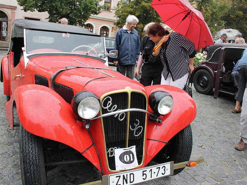 V sobotu dopoledne lákaly lidi do centra Jihlavy historické automobily a motocykly.