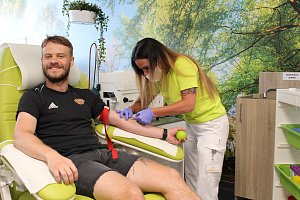 Tradiční charitativní akcí hokejistů Dukly Jihlava je darování krevní plazmy.