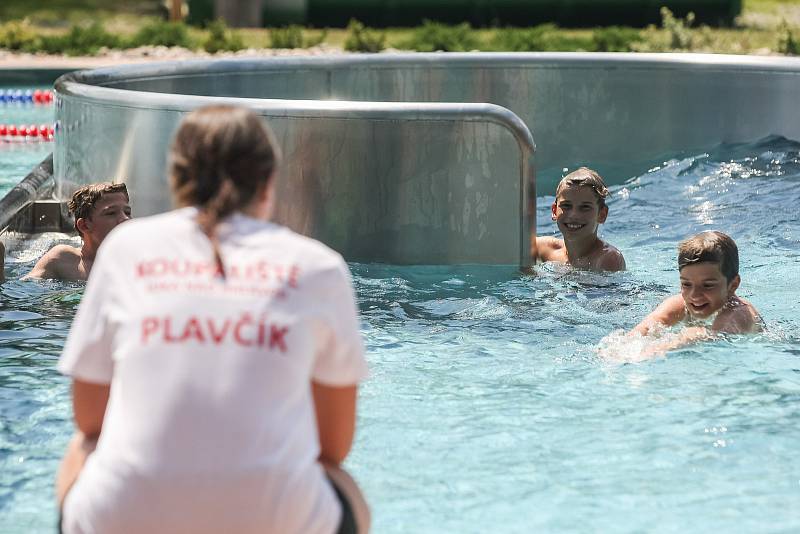 Na Vysočině 1. června zahájila sezonu první letní koupaliště. Lidé se mohli vykoupat v Lukách nad Jihlavou na Jihlavsku (na snímku) a v Moravských Budějovicích na Třebíčsku.