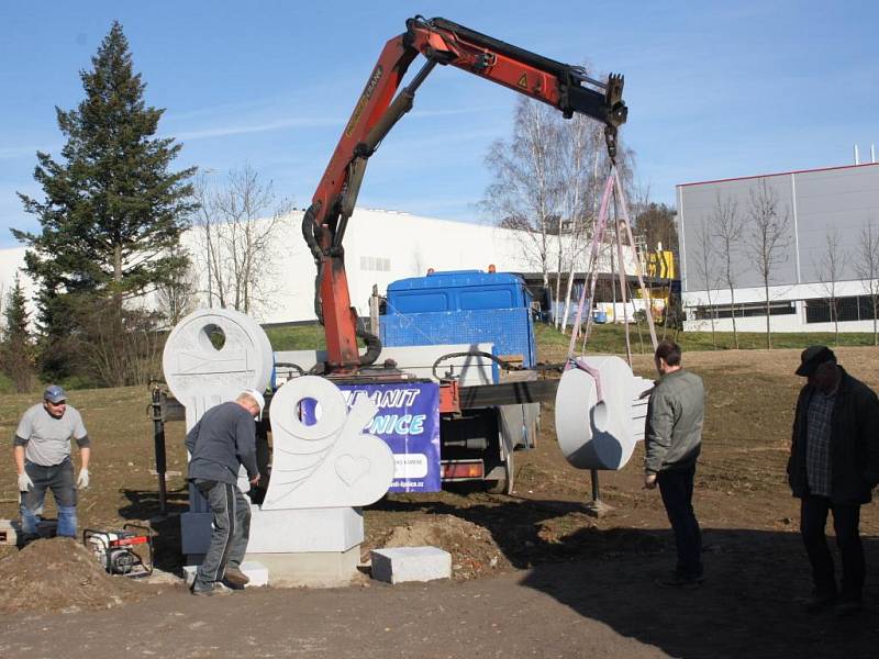 V pátek dopoledne instalovali u Českého mlýna sochu klíčů, symbol revoluce