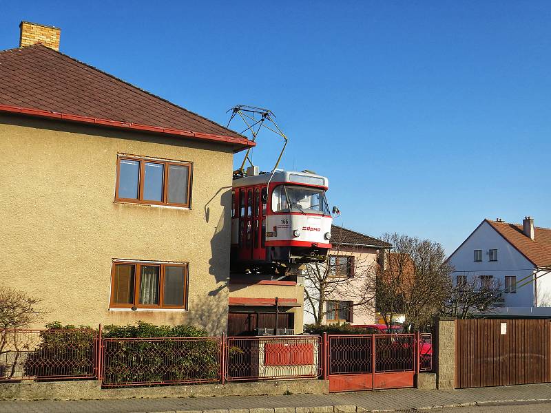 Tramvaj na střeše garáže, v ulici Lidická kolonie v Jihlavě, je umístěna od 26. července 2018.