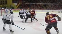 První semifinálové utkání play-off Chance ligy mezi HC Dukla Jihlava a HC Baník Sokolov.