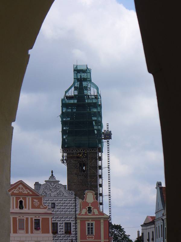Věž svatého Ducha nyní zčásti zakrývá lešení.