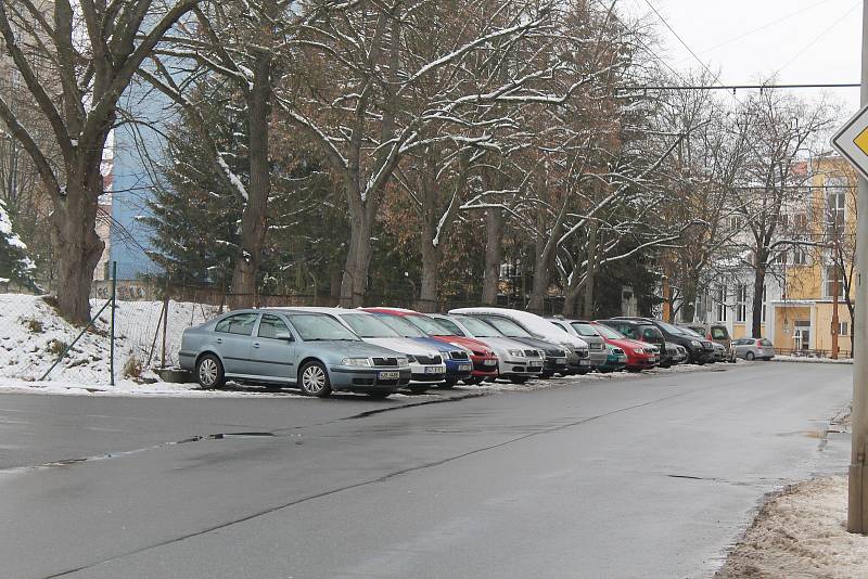 Zaparkovat v ulicích Jihlavy je často o štěstí. Jiný řidič musí zrovna parkovací místo opouštět.