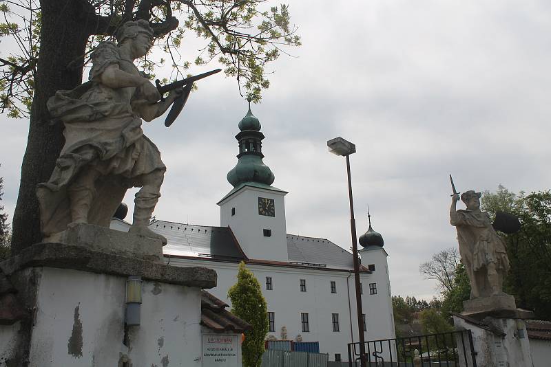 Novorenesanční zámek Třešť stojí nedaleko centra města.