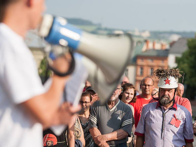 Na Masarykově náměstí v Jihlavě se 5. června sešli lidé na demonstraci proti premiérovi Andreji Babišovi a chystané vládě s podporou komunistů.